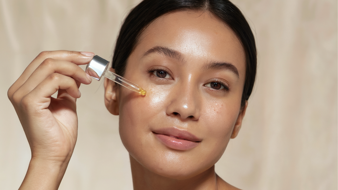 femme qui applique sa skincare routine