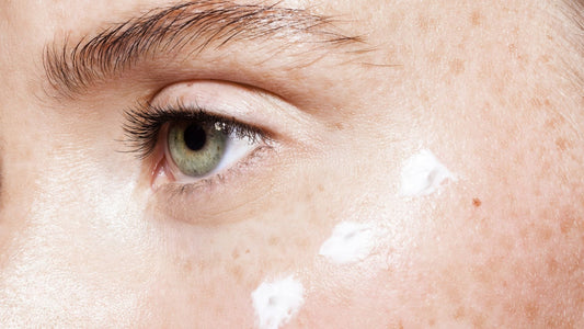 contour des yeux avec crème