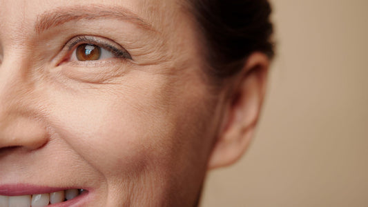 femme qui souri avec rides