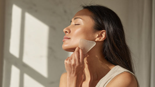 femme qui fait sa skincare anti-âge après son sommeil