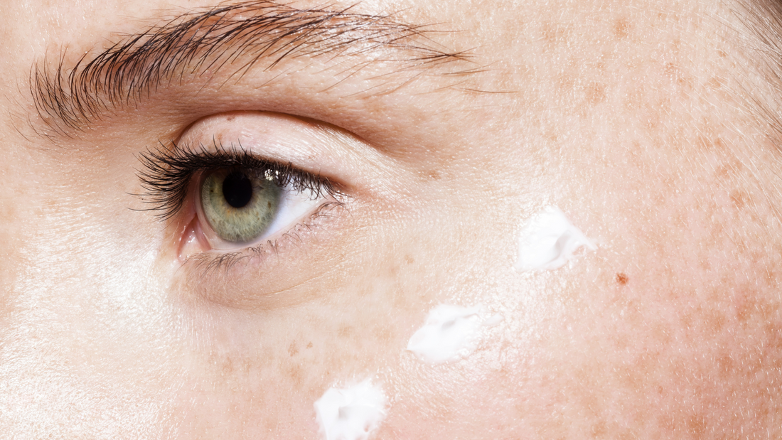 contour des yeux avec crème
