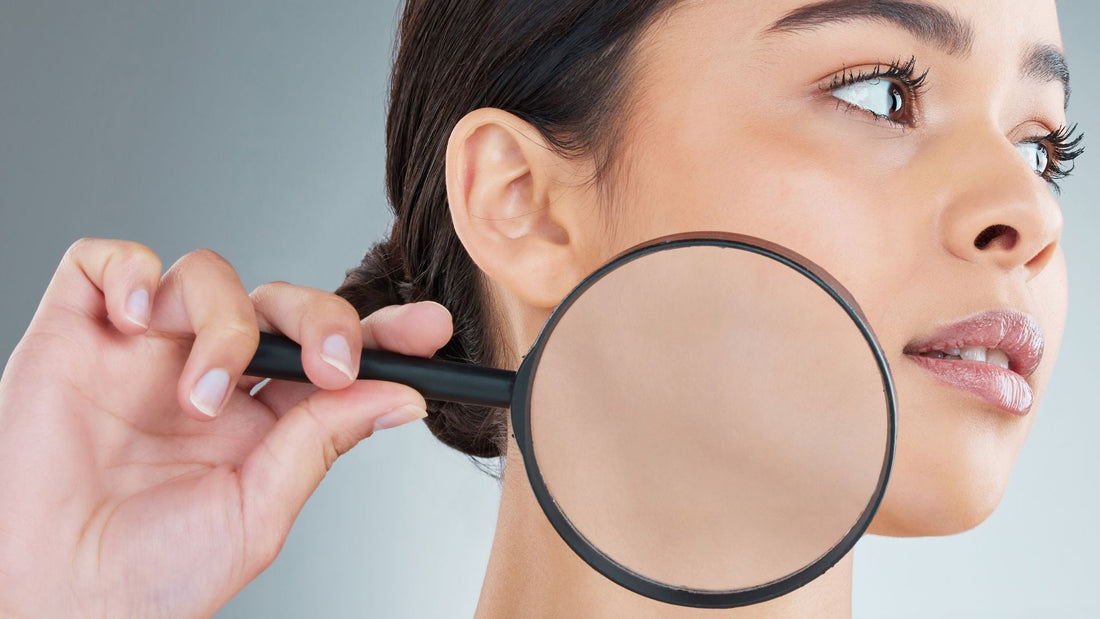 femme qui a une loupe sur son visage pour voir le PH