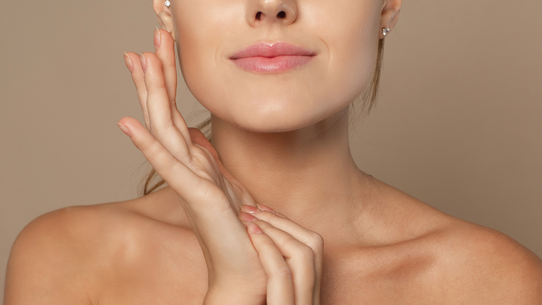 bas du visage d'une femme qui se touche la peau avec son torse