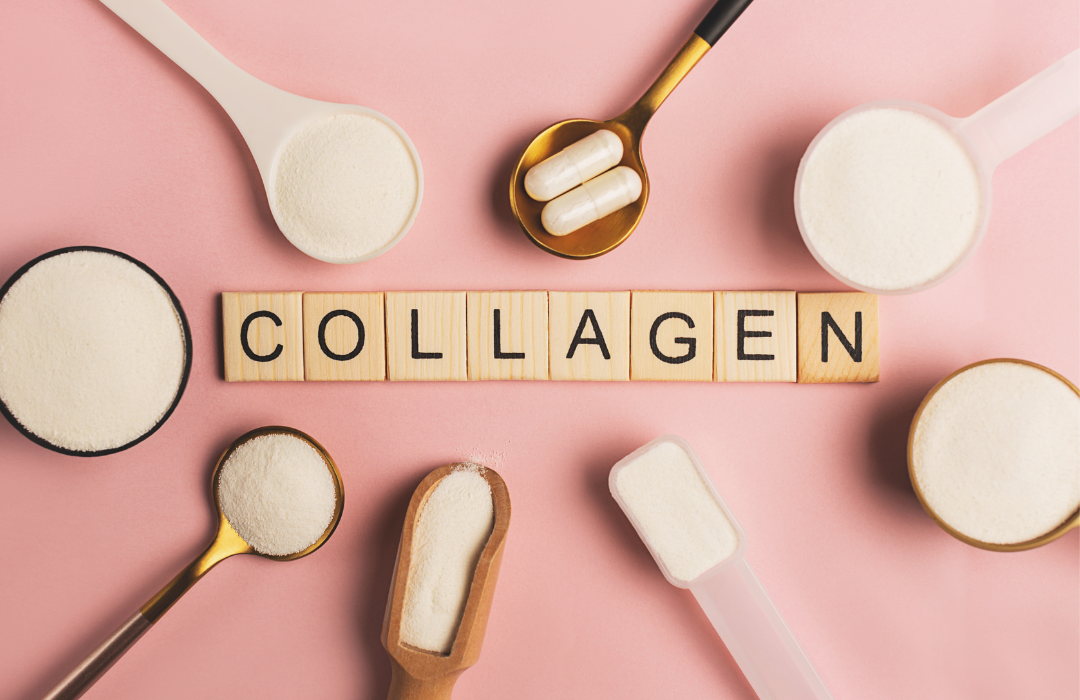 mot collagen ecrit sur les morceaux en bois avec un fond rose. plusieurs cuillère autour du mot avec de la poudre et des géllules