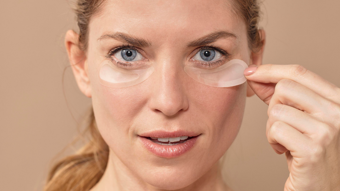 femme blonde aux yeux bleu avec des patchs yeux