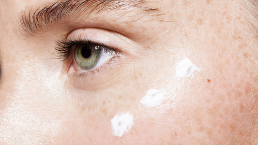 Contour des yeux : pourquoi cette zone vieillit plus vite que le reste du visage ?