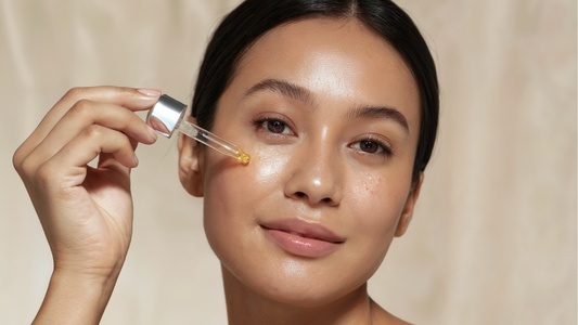 femme qui applique sa skincare routine 