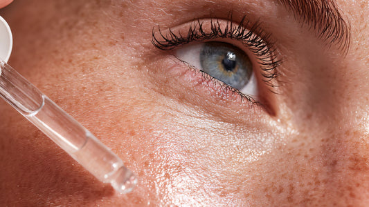 femme qui applique du sérum à base de peptides