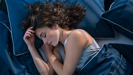 femme dans son sommeil et dans son lit