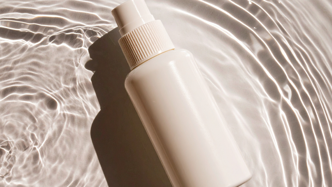 tous les soins n’agissent pas, produit skincare dans flaque d'eau