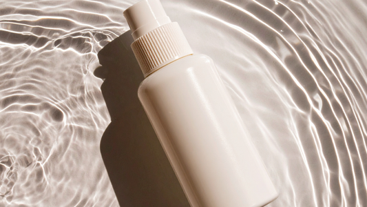 tous les soins n’agissent pas, produit skincare dans flaque d'eau