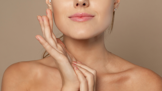 bas du visage d'une femme qui se touche la peau avec son torse