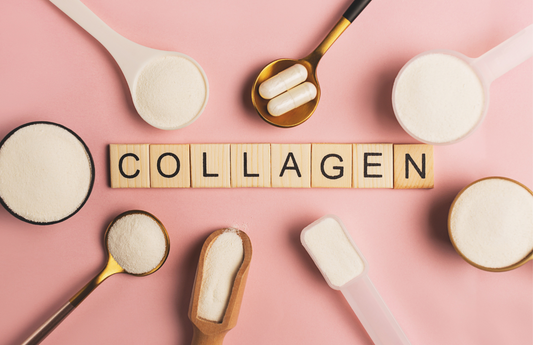 mot collagen ecrit sur les morceaux en bois avec un fond rose. plusieurs cuillère autour du mot avec de la poudre et des géllules