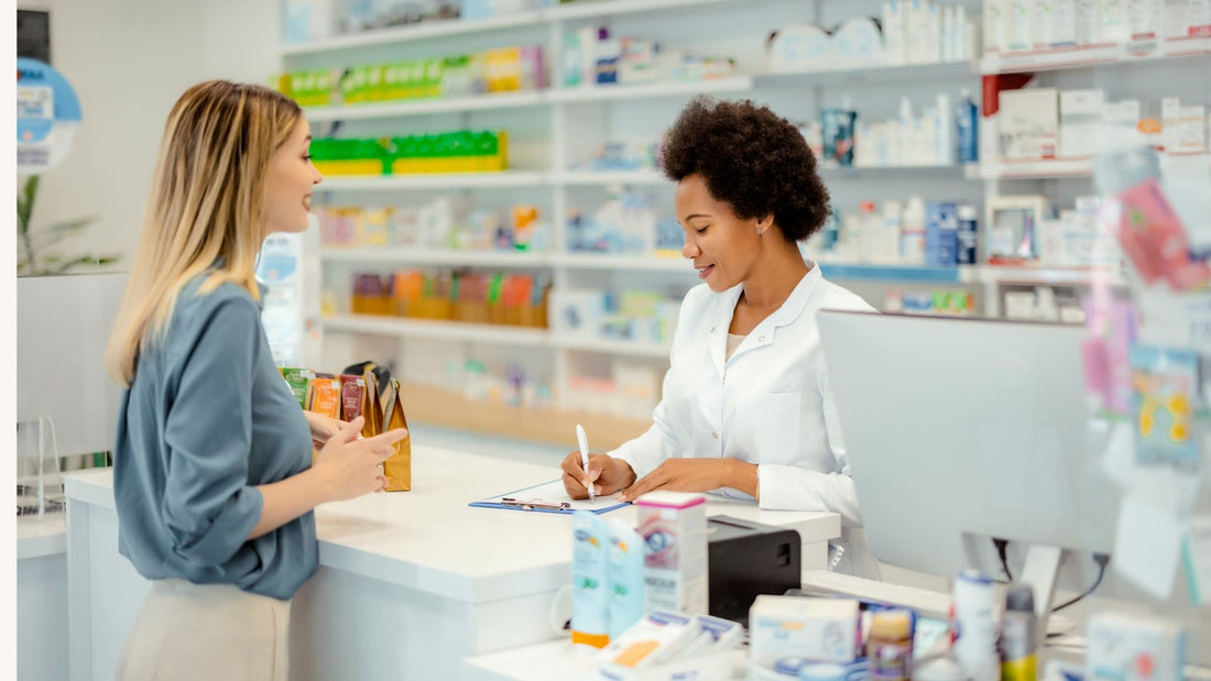 pharmacienne et sa cliente dans une pharmacie