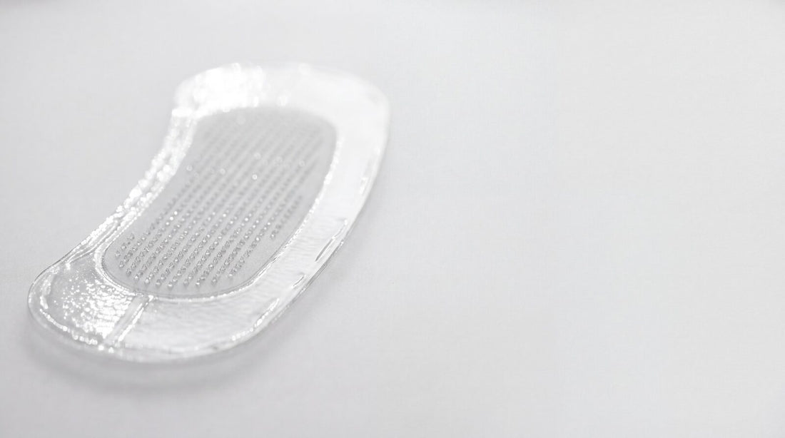 Patch à micro-cônes auto-dissolvant en gros plan — combien de temps avant un résultat