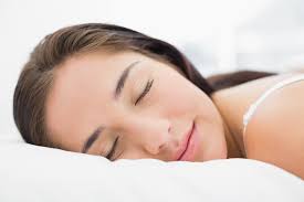 Découvrez comment le sommeil influence l'éclat de votre peau