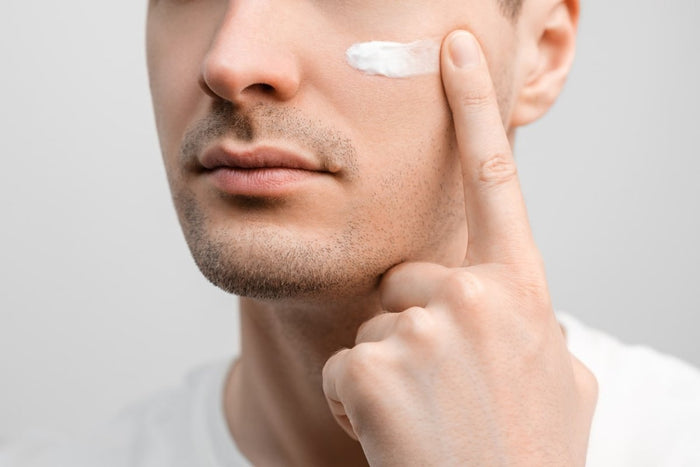 Comment prendre soin de sa peau : Guide anti-âge pour hommes